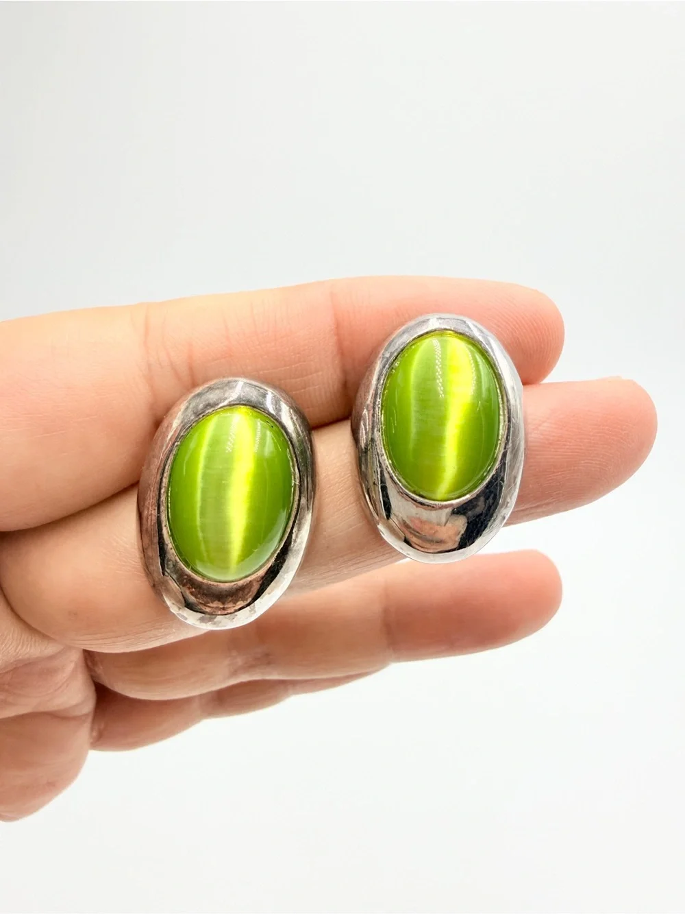 Vintage Lime Green Cat’s Eye Cabochon Oval Stud Earrings - Picture 4 of 8